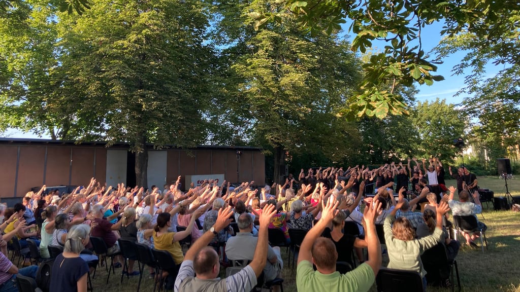 Die Hände zum Himmel: Kultursommer 2022 im Garten am Riebeck-Stift