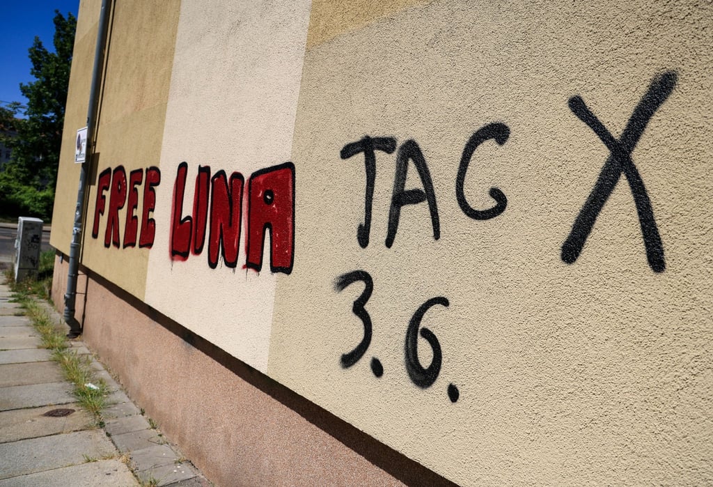 Ein Graffiti „Free Lina 3.6. Tag X" prangt an einem Wohnhaus im Leipziger Süden.n.