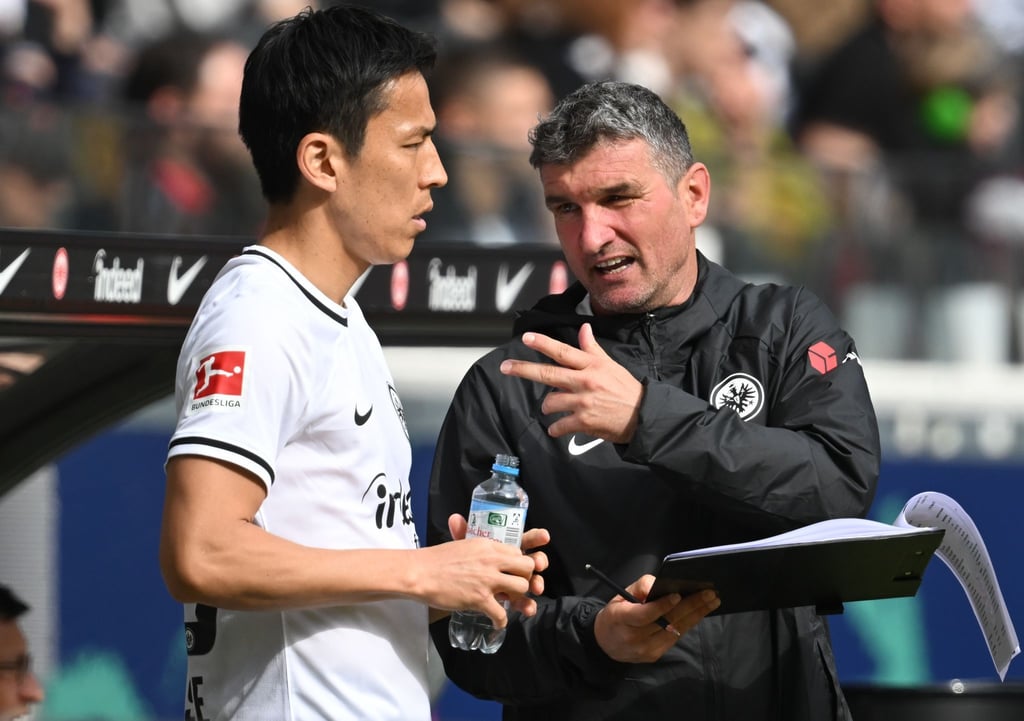 Co-Trainer Michael Angerschmid (r) gibt Makoto Hasebe an der Seitenlinie Anweisungen.
