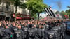 Zahlreiche Polizisten sichern den Eintracht-Fanmarsch zum Stadion ab.