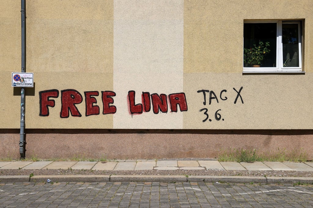 Ein Graffiti „Free Lina 3.6. Tag X" prangt an einem Wohnhaus im Leipziger Süden.