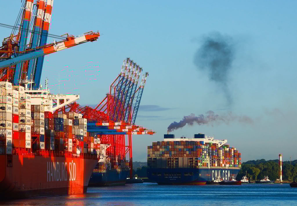 Ein Schiff legt an einem Containerterminal in Hamburg an.
