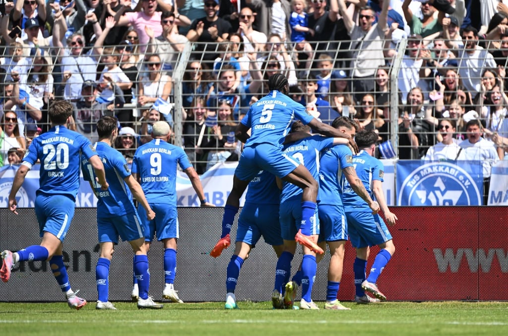 Die Spieler von TuS Makkabi jubeln nach dem Tor zum 1:1.