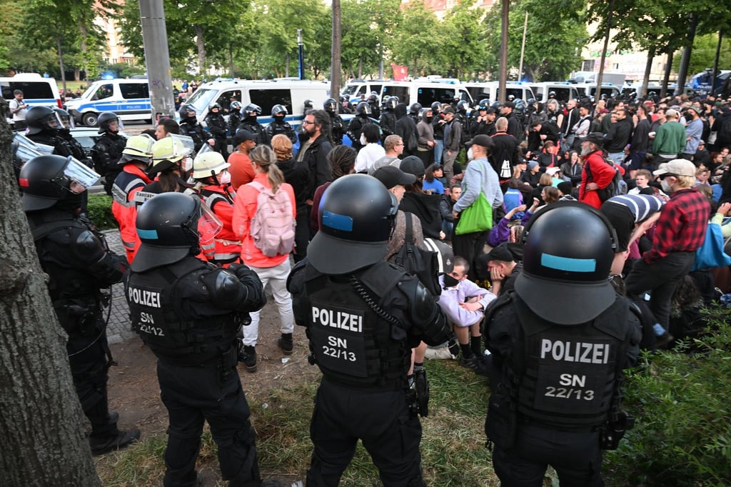 Bei Protesten gegen das Urteilgegen Lina E. hat die Polizei nach Räumung eines Platzes Demonstranten eingekesselt.
