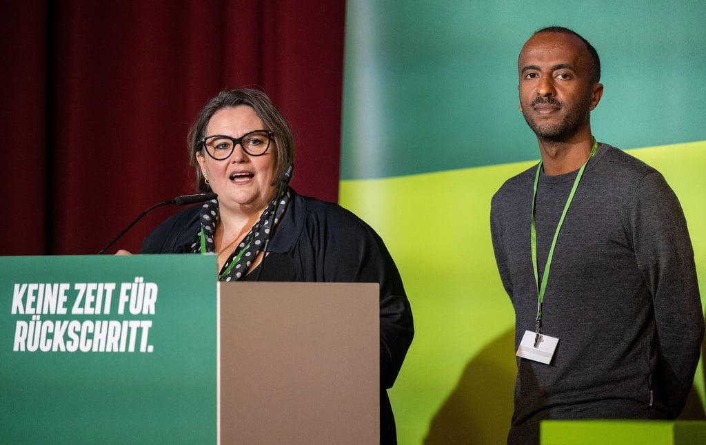 Landesvorsitzende Susanne Mertens und Philmon Ghirmai sprechen auf der Landesdelegiertenkonferenz.