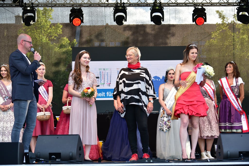 Bernburgs Oberbürgermeisterin Silvia Ristow (Mitte) hat am Freitagabend beim Stadtfest Mona Mauch (rechts) die Schärpe angelegt und sie zur neuen Rosenkönigin ernannt. Amtsvorgängerin Carla Talia Eckert wünschte ihrer Nachfolgerin alles Gute.