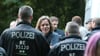 Juliane Nagel, sächsische Landtagsabgeordnete der Partei Die Linke, steht Polizisten gegenüber.