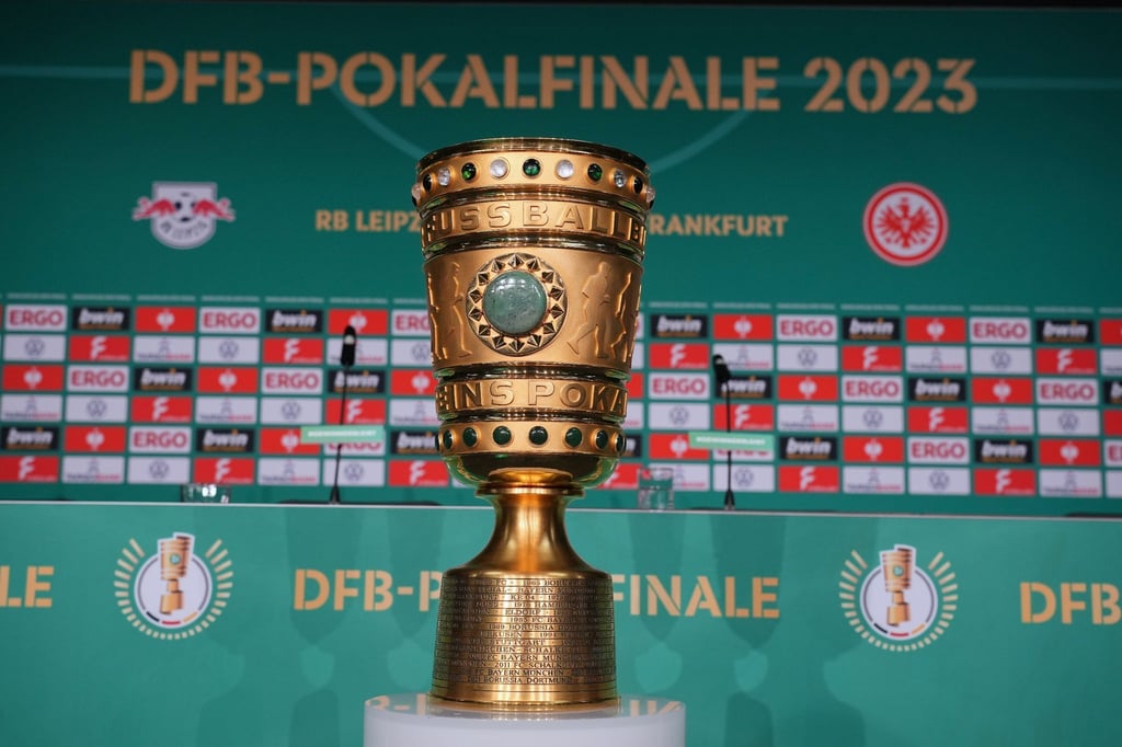 Der DFB-Pokal bei einer Pressekonferenz.
