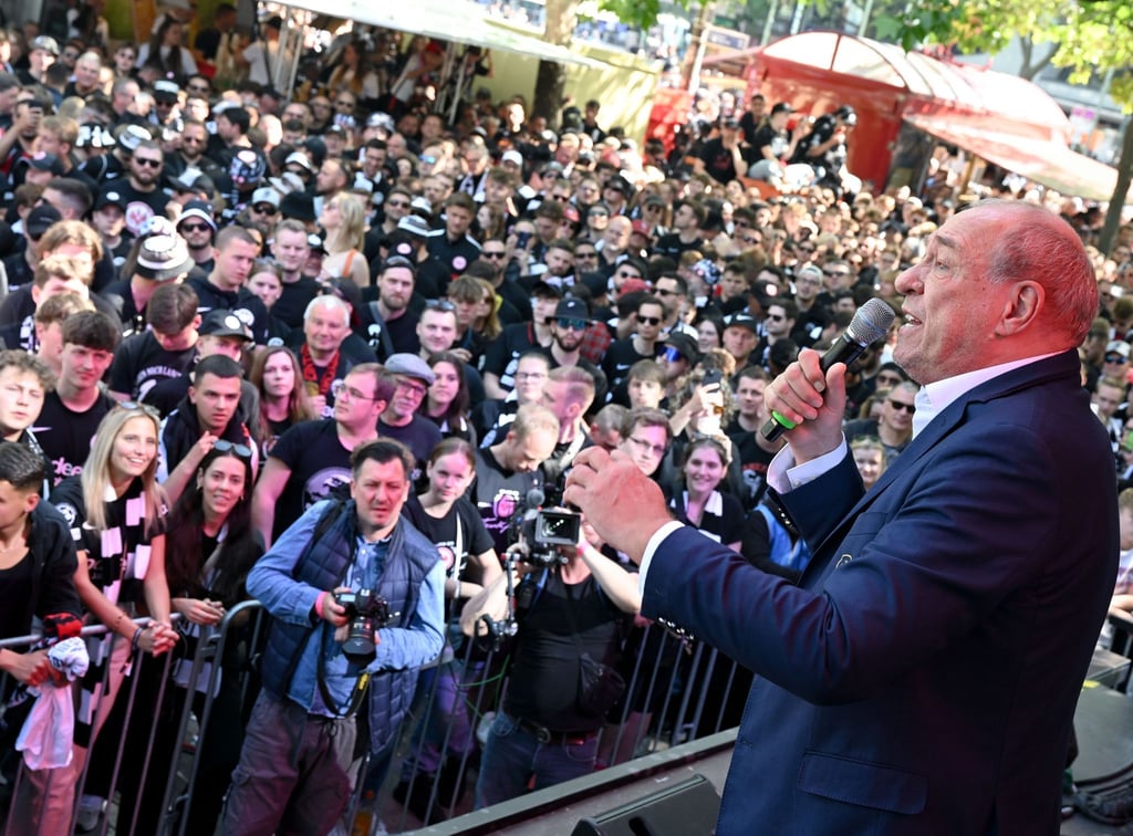 Eintracht-Präsident Peter Fischer heizte den Fans auf dem Breitscheidplatz ordentlich ein.