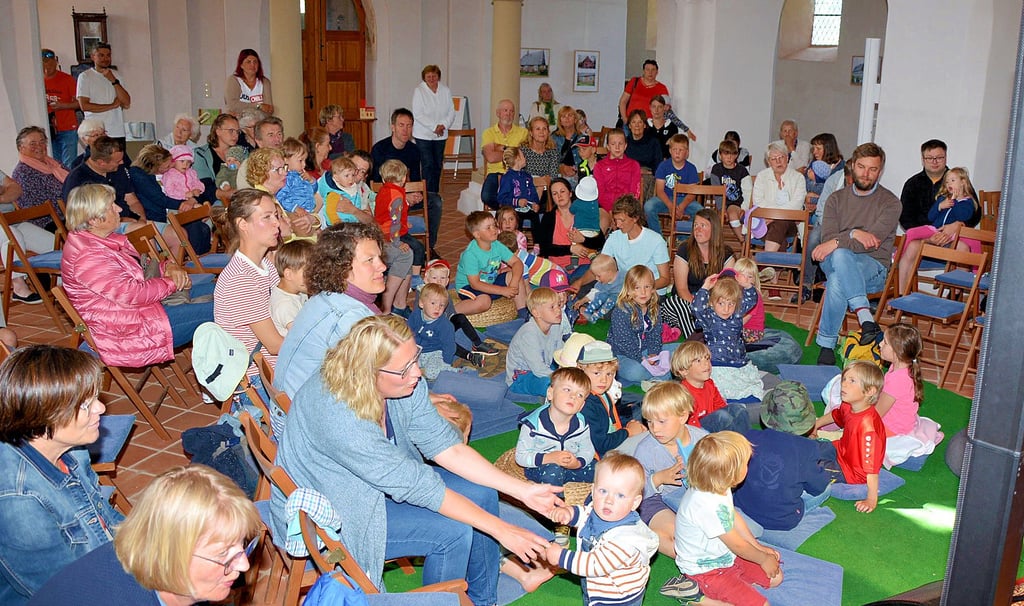 Während die Kirchenförderer von Beuster im Pfarrgarten die letzten Vorbereitungen für das Kinderfest trafen, startete das Unterhaltungsprogramm in St. Nikolaus. Später stießen noch viele Gäste dazu.
