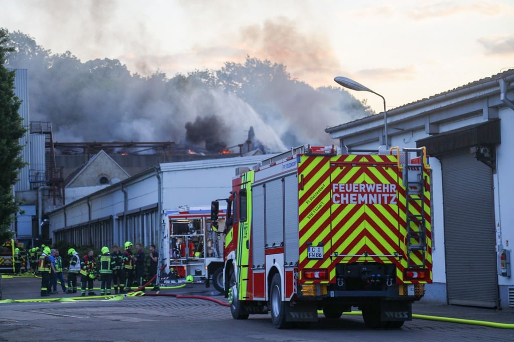 Feuerwehrleute bekämpfen einen Brand in Chemnitz.
