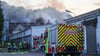 Feuerwehrleute bekämpfen einen Brand in Chemnitz.