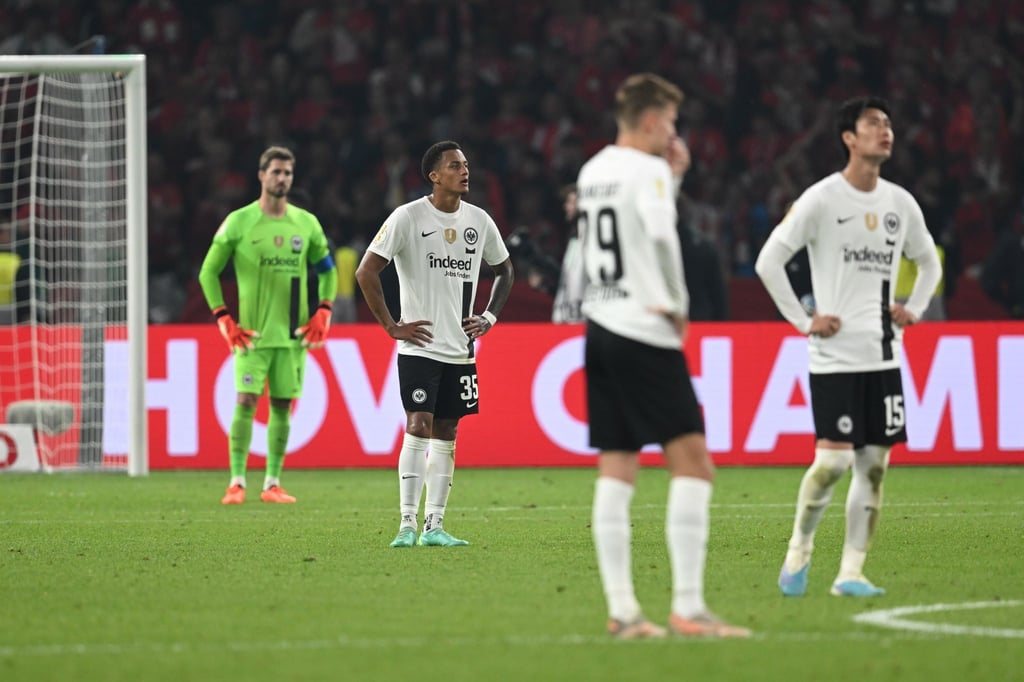 Frankfurts Kevin Trapp (l-r), Tuta, Jesper Lindström und Daichi Kamada reagieren nach dem zweiten Gegentreffer.