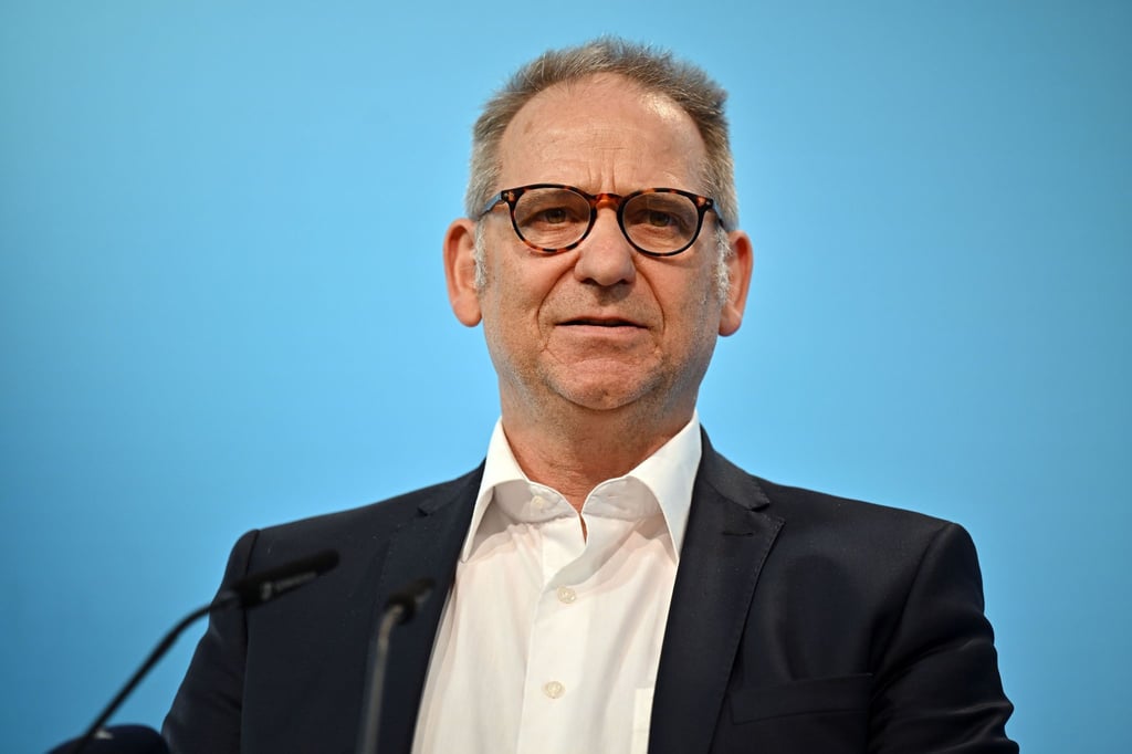 Bernhard Stengele (Bündnis90/Die Grünen), Umweltminister von Thüringen, spricht nach der Kabinettsklausur im Weißen Saal von Schloss Ettersburg.