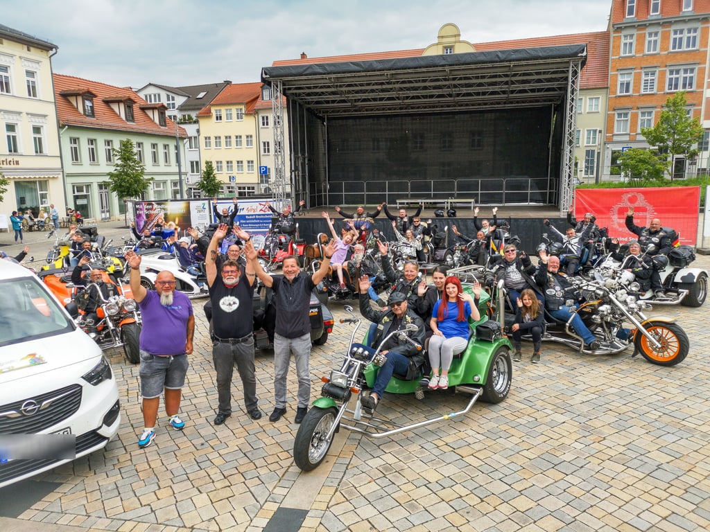 We drive to help fahren wieder Spendengeld für Zeitzer Kinder ein. Ab 14 Uhr sind sie auf dem Neumarkt anzutreffen. Das Foto entstand auf dem Altmarkt.