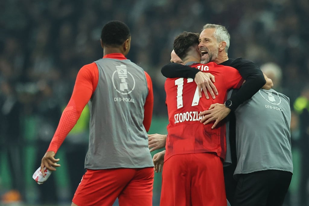 Leipzigs Trainer Marco Rose jubelt mit Torschütze Dominik Szoboszlai nach dem Tor zum 2:0.