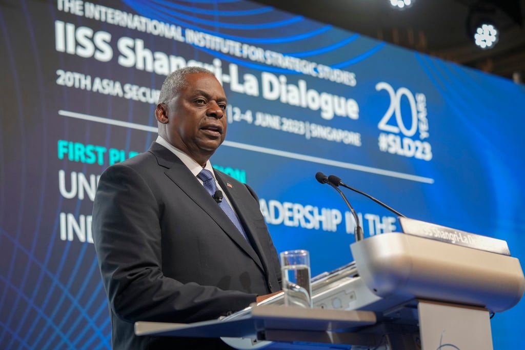 US-Verteidigungsminister Lloyd Austin spricht auf dem asiatischen Sicherheitsforum Shangri-La-Dialog in Singapur.