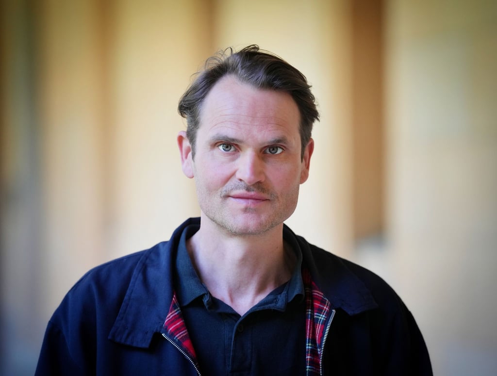 Fabian Hinrichs bei einem Fototermin mit der Deutschen Presse-Agentur.
