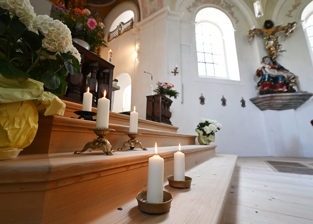In der Wallfahrtskirche St. Anton in Garmisch-Partenkirchen stehen fünf Kerzen zum Gedenken an die Todesopfer.