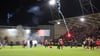 Schlussszene beim Relegationshinspiel, Raketen fliegen auf das Spielfeld.