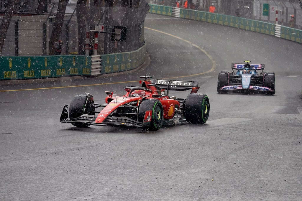 Charles Leclerc in seinem Ferrari (l) konnte beim Regen von Monaco der Spitze nur hinterherfahren.