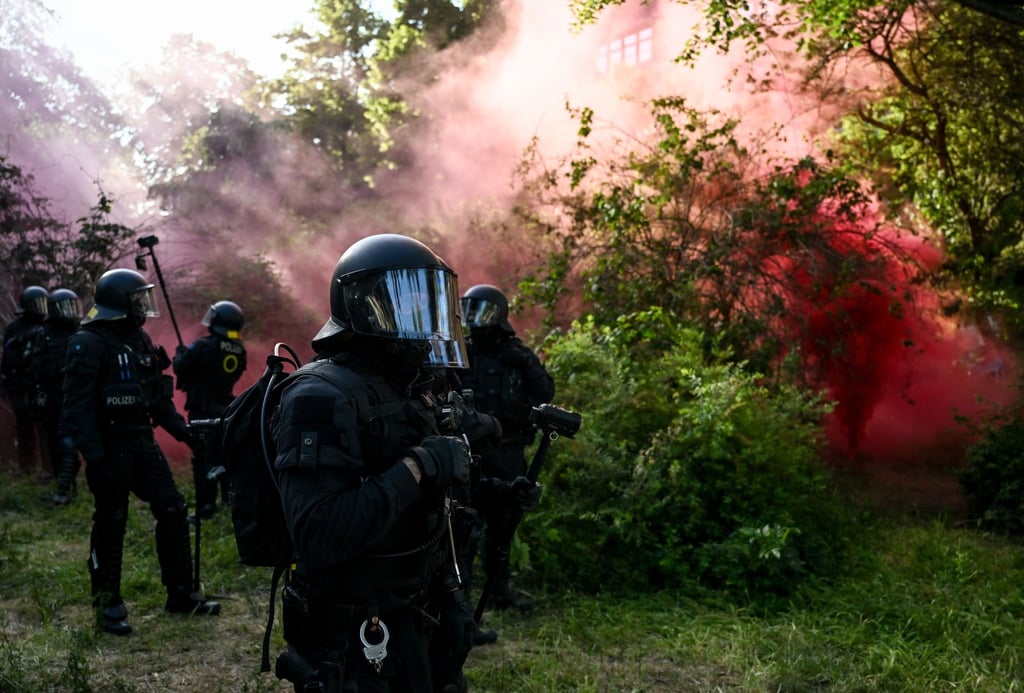 Polizei reagiert während Ausschreitungen auf einer Demonstration für Versammlungsfreiheit.