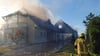 Feuerwehrleute bekämpfen den Brand eines Wohnhauses im Landkreis Cloppenburg.