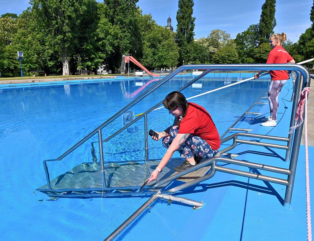 16 Grad Wasser- und über 22 Grad Lufttemperaturen herrschten am Tag vor der Eröffnung des Carl-Miller-Bads. Hier Mitarbeiterin Anita Schmidt (links) und Sophie Baabe, Fachangestellte für Bäderbetriebe, bei letzten Vorbereitungen.