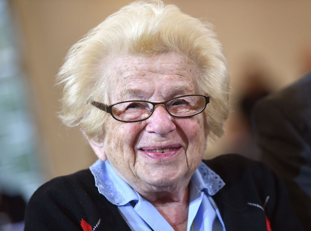 Die Sexualtherapeutin Ruth Westheimer lächelt am Rande der Verleihung des Friedenspreises des Deutschen Buchhandels in der Paulskirche. Jetzt wird sie 95.