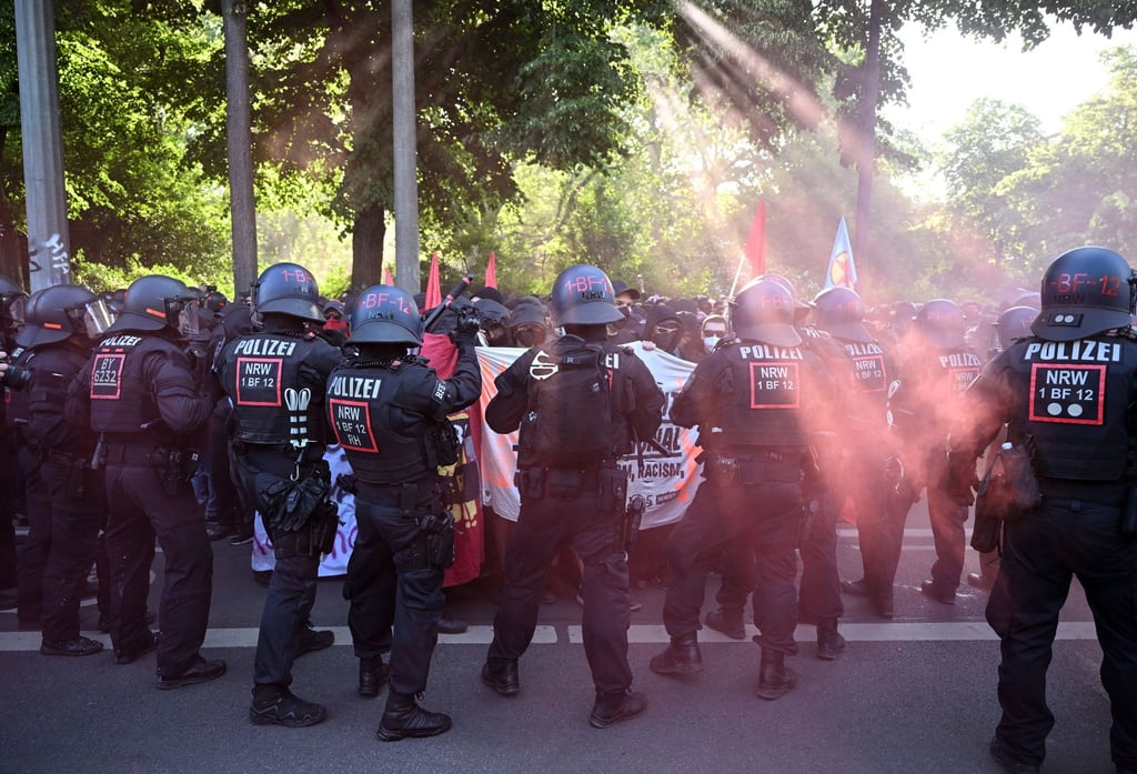 Polizei reagiert wähernd Ausschreitungen auf einer Demonstration für Versammlungsfreiheit in Leipzig.