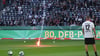 Pyrotechnik fliegt während des Aufwärmens auf den Rasen.