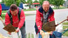 Mitarbeiter der Bernburger Stadtverwaltung helfen 2013 am Platz der Jugend beim Befüllen von Sandsäcken.