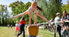 Die achtjährige Lena beweist ihr Können beim Bockspringen.