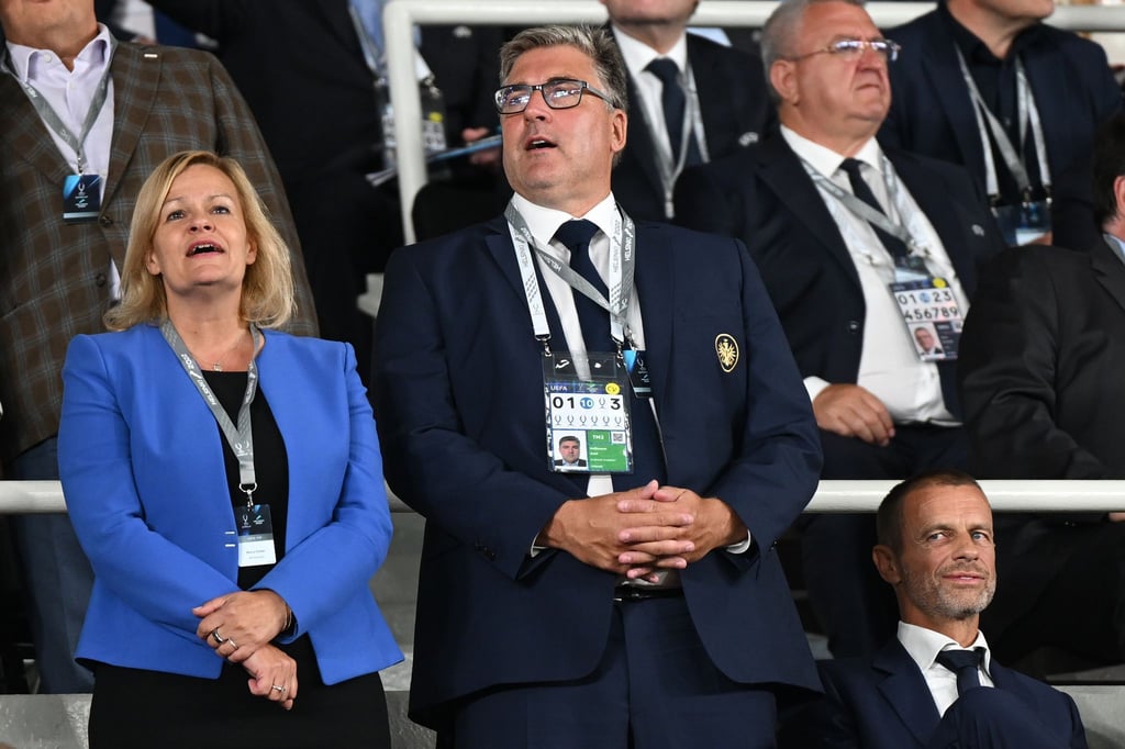 Nancy Faeser (SPD), Bundesinnenministerin, und Axel Hellmann, Vorstandssprecher der Eintracht Frankfurt Fußball AG stehen auf der Tribüne neben Aleksander Ceferin (r), UEFA Präsident, vor dem Spiel.