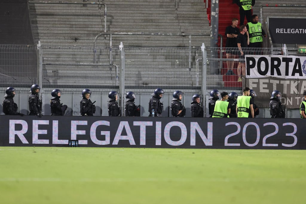 Der DFB untersucht nach den Ausschreitungen im Relegationshinspiel zwischen Wehen Wiesbaden und Bielefeld die Vorfälle.