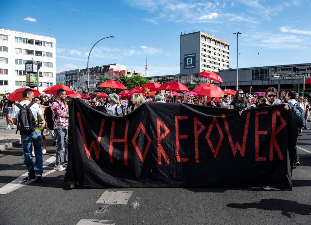 Demonstrantinnen nehmen am Protest gegen das Prostituiertenschutzgesetz am Internationalen Hurentag teil.