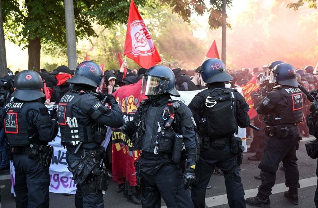 Polizisten im Einsatz während einer Demonstration in Leipzig.