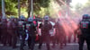Polizei reagiert wähernd Ausschreitungen auf einer Demonstration für Versammlungsfreiheit in Leipzig.