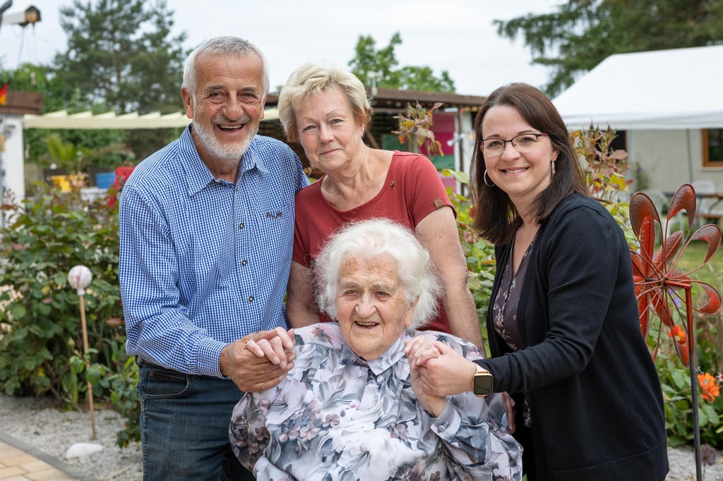 Liesbeth Großkopf feiert am 3. Juni 2023 ihren 100. Geburtstag im Kreise ihrer Familie in Sprossen: Sohn Wolfgang Großkopf mit Frau Uta und seiner Tochter Anke Tutscher.