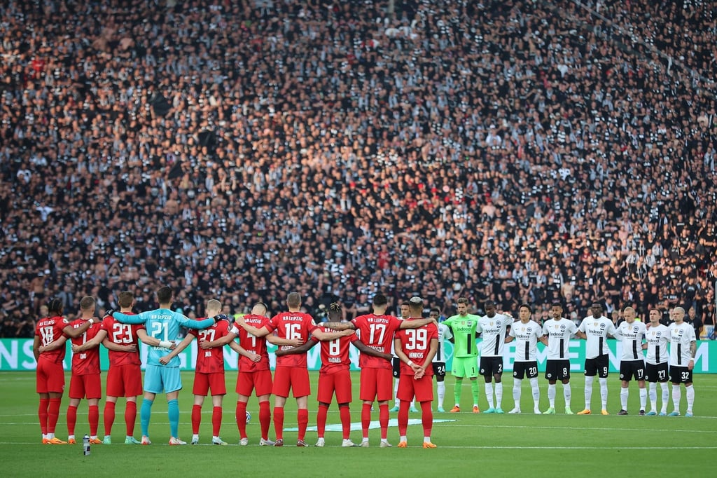 Die Pokalfinalisten erinnerten mit einer Schweigeminute an den verstorbenen 15 Jahre alten Jugendspieler aus Berlin.