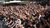 Tausende Eintracht-Fans feiern beim Fanfest auf dem Breitscheidplatz.