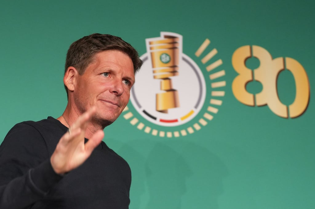 Frankfurts Trainer Oliver Glasner verlässt nach seiner Pressekonferenz.
