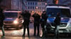 Polizisten an einer Kreuzung im Leipziger Stadtteil Connewitz.