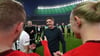 Frankfurts Cheftrainer Oliver Glasner klatscht auf den Weg zur Siegerehrung mit Leipziger Spieler ab.