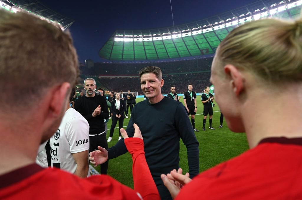 Frankfurts Cheftrainer Oliver Glasner klatscht auf den Weg zur Siegerehrung mit Leipziger Spieler ab.