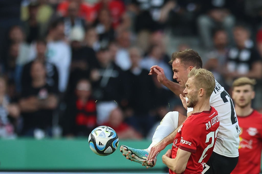 rankfurts Mario Götze (l) und Leipzigs Konrad Laimer kämpfen um den Ball.