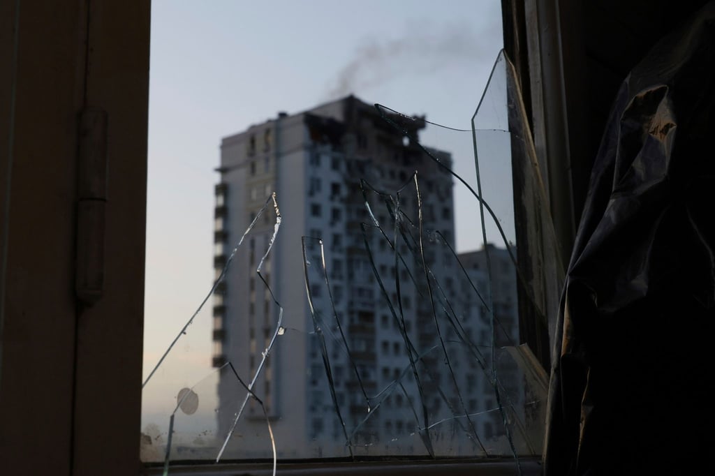 Dieses mehrstöckige Wohnhaus in Kiew wurde bei einem russischen Luftangriff auf die ukrainische Hauptstadt beschädigt.
