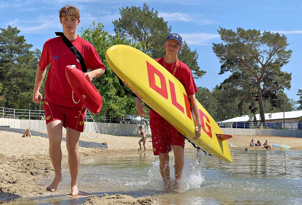 Mit Rettungsbrett und -boje am Plattensee in Dannigkow im Einsatz: Ben Bethge (rechts) und Mathis Wild haben die Ausbildung zum Rettungsschwimmer über ein Projekt des Magdeburger Norbertusgymnasiums absolviert. Beide wollen sich weiter ehrenamtlich engagieren.