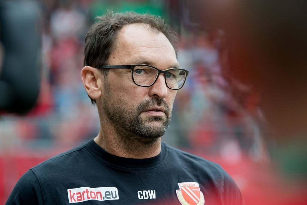 Energies Trainer Claus-Dieter Wollitz. Wollitz ärgert sich über die Unterhachinger.