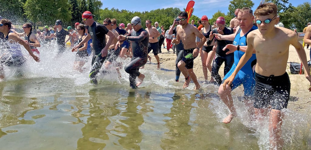 Punkt 13 Uhr gab Einsatzleiter Elko Bernau am Sonnabend dem Startschuss für den Jedermann-Triathlon am Zabakucker See. Den traditionellen Auftakt bildete das Schwimmen über eine Distanz von 500 Meter, bevor der Wechsel zum Radfahren über 15 Kilometer erfolgte. Am Schluss folgte der 5000-Meter-Lauf.